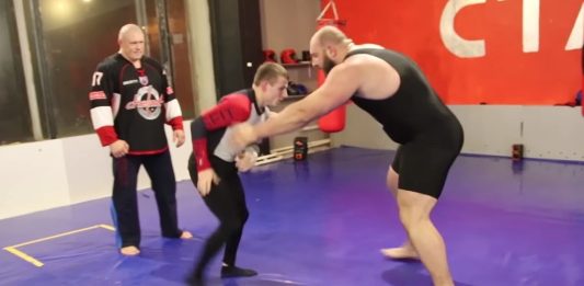 Small Wrestler (128 lbs) vs Powerlifter (330 lbs) in a Grappling Match