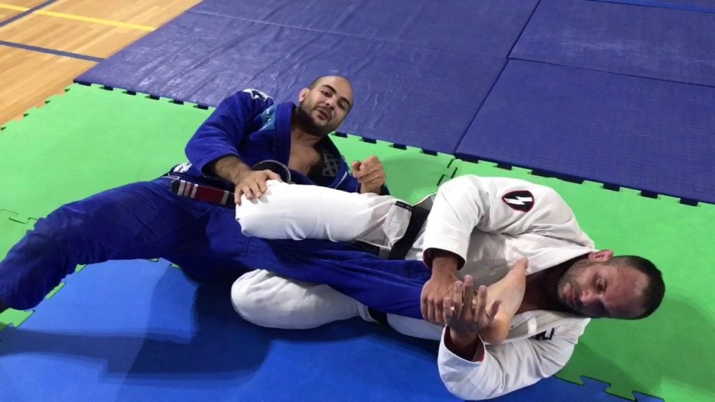 Grappling Submissions Kneebar Gi