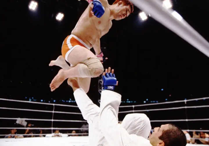 Kazushi Sakuraba defeats Royce Gracie in Pride