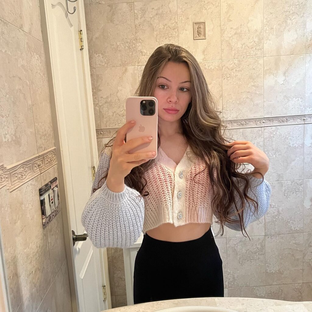 Danielle kelly selfie in front of mirror