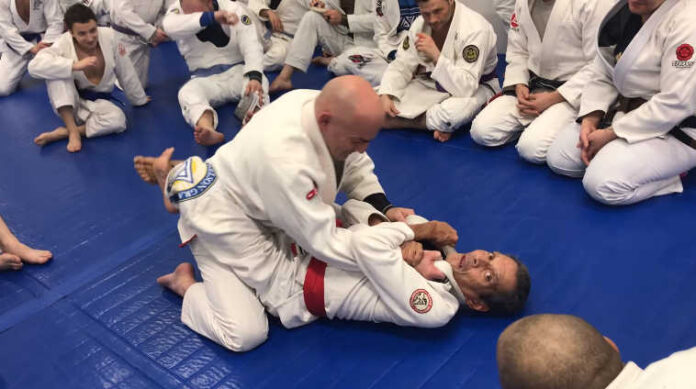 Relson Gracie Shows an Amazing “Reading Newspaper” Armbar