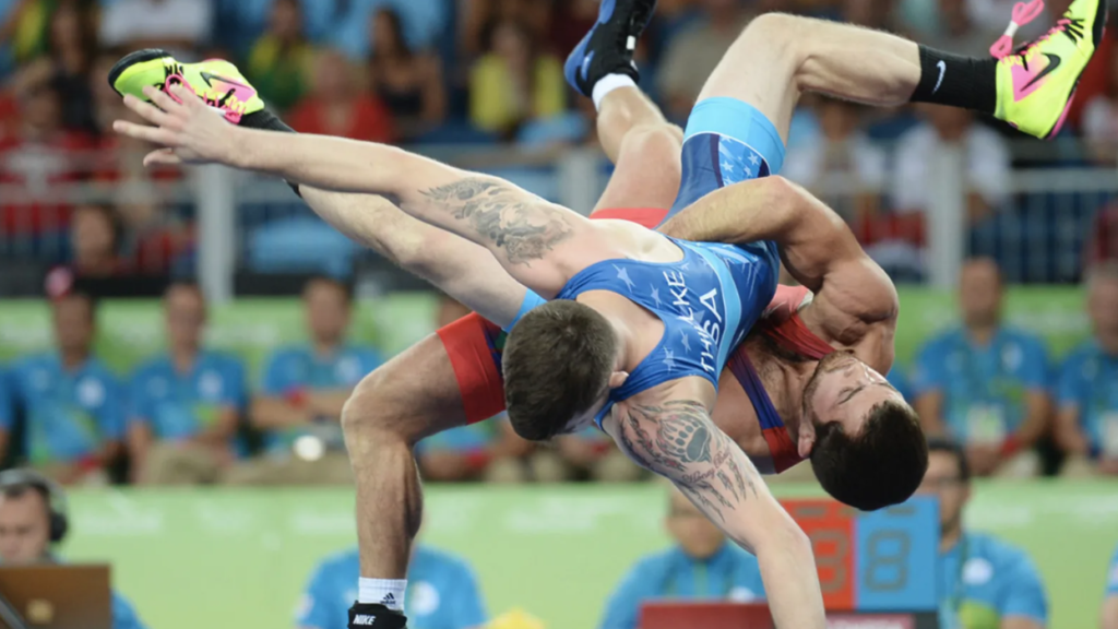 differences between folkstyle wrestling and freestyle wrestling
