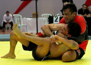 'Cobrinha' takes the back and attempts to secure the Rear-Naked Choke (RNC) submission.